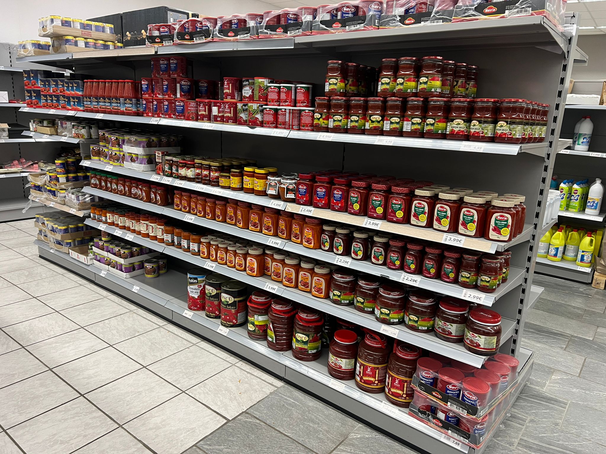 Konserven und Vorratsprodukte im Regal